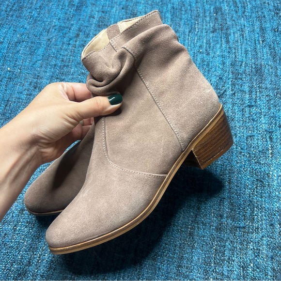 Anthropologie Barcelona Slouchy Suede Booties in Taupe Leather Euro 38 or 7-7.5 - Picture 4 of 8